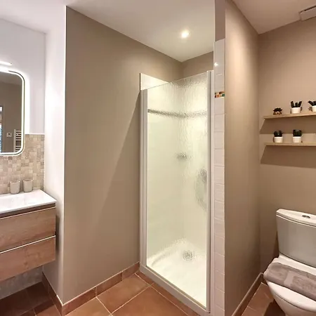 Mimosa, Climatisee Avec Piscine Et Vue Pour 10 Personnes A Villa La Londe-les-Maures